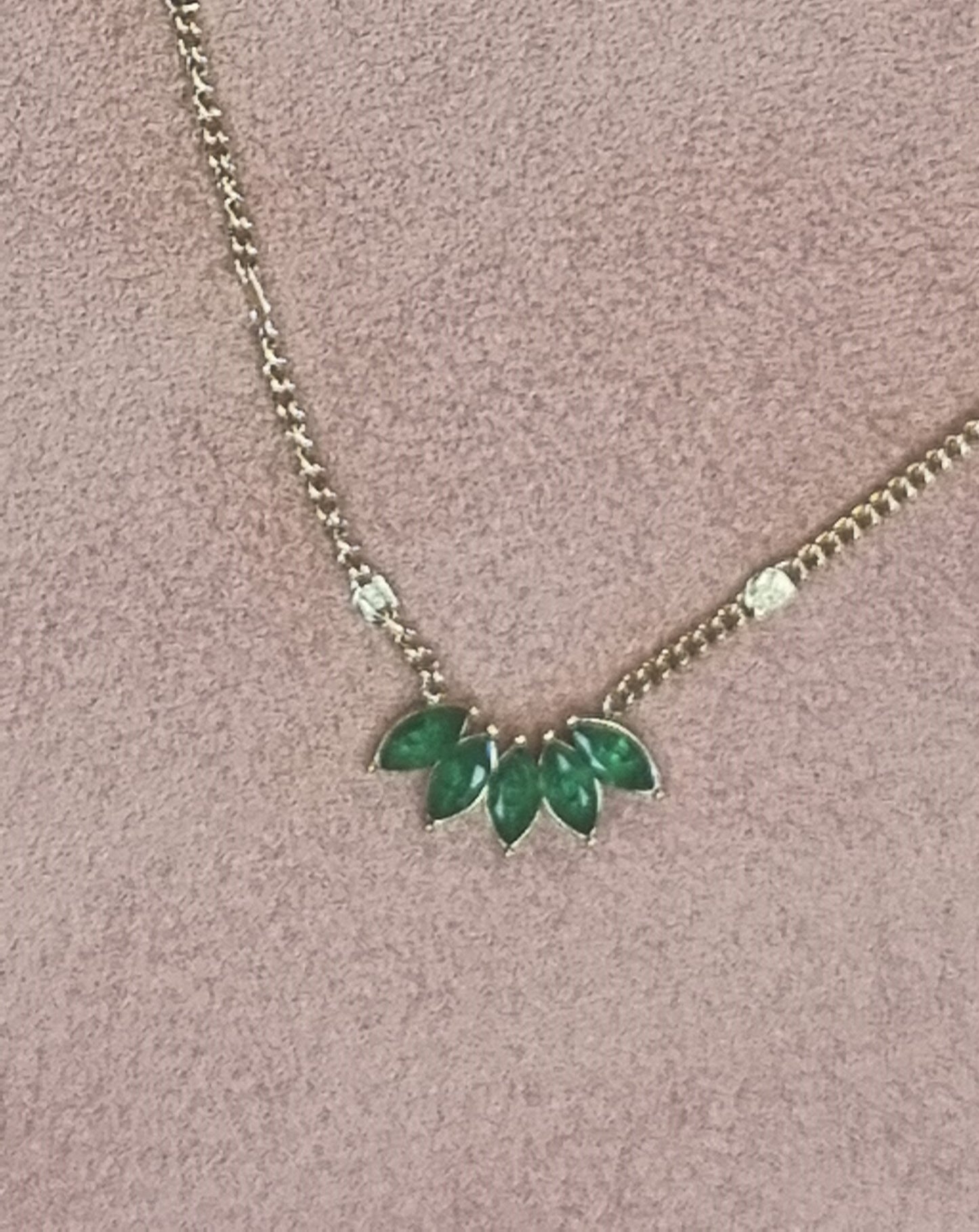 Collier - pendentif en forme de feuille en cristal