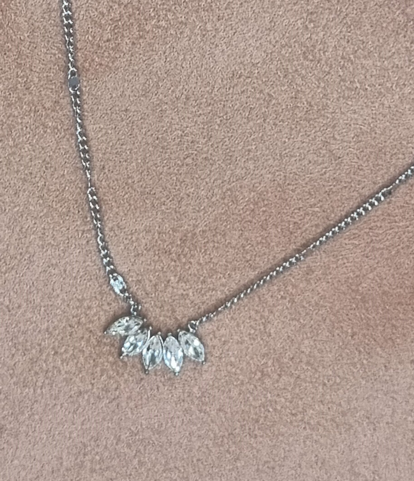 Collier - pendentif en forme de feuille en cristal